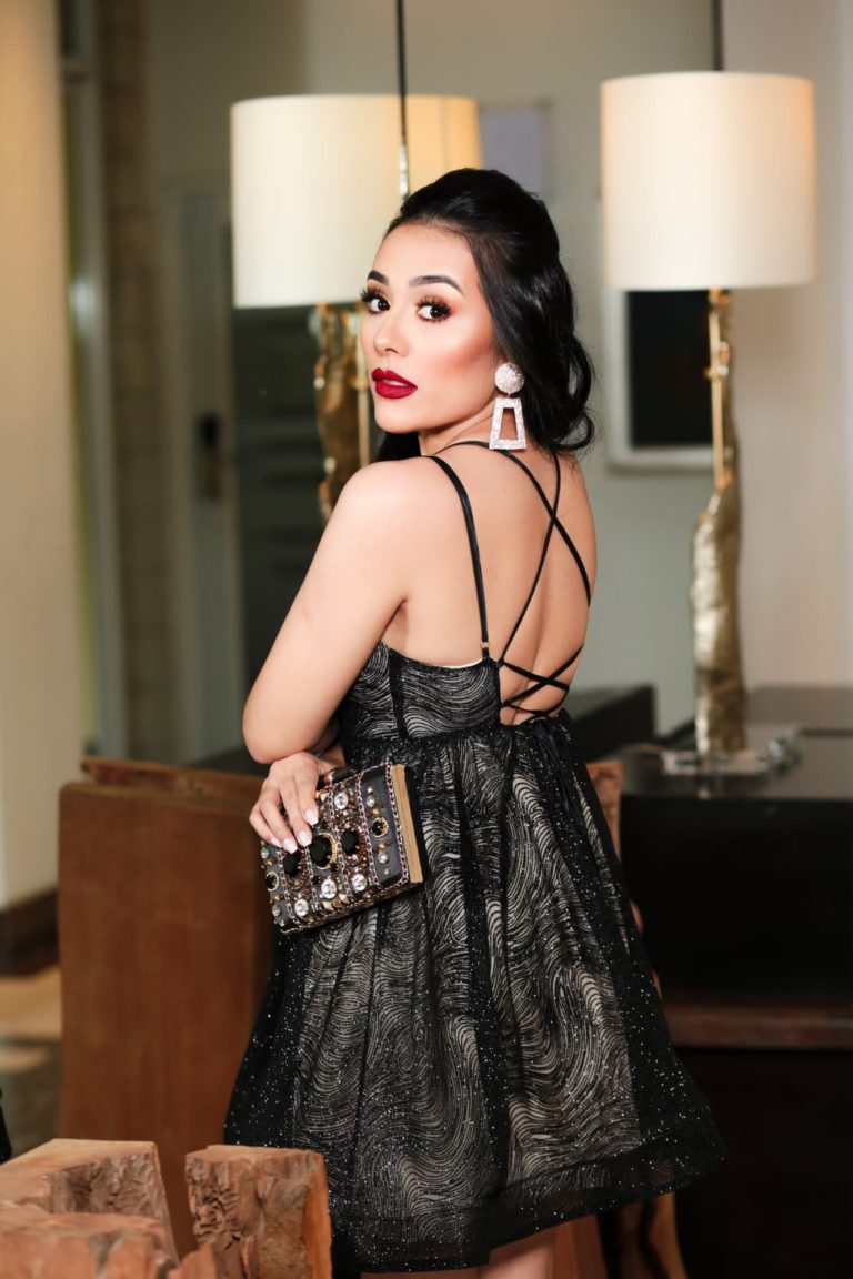 Mini vestido negro con brillo elegante